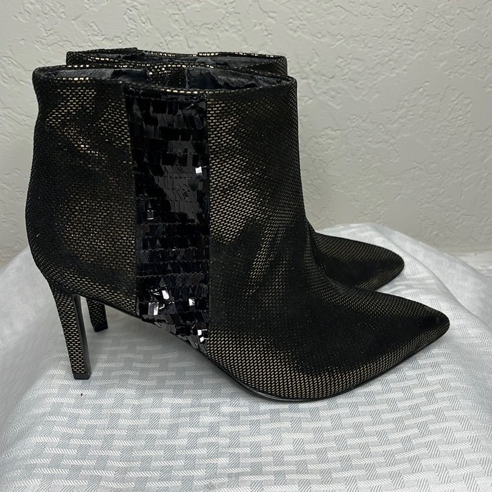 🌸 Women’s Gold and Black Booty Size 8
